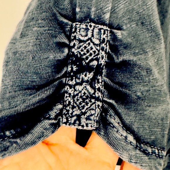 LUCKY BRAND 3/4 SLEEVE RELAXED FIT DENIM LOOK COTTON FEEL HI LO BLOUSE. … - Picture 3 of 9